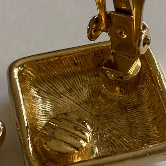 Vintage Cream and Black Enamel Clip On Earrings Gold tone diamond shaped - Picture 7 of 12